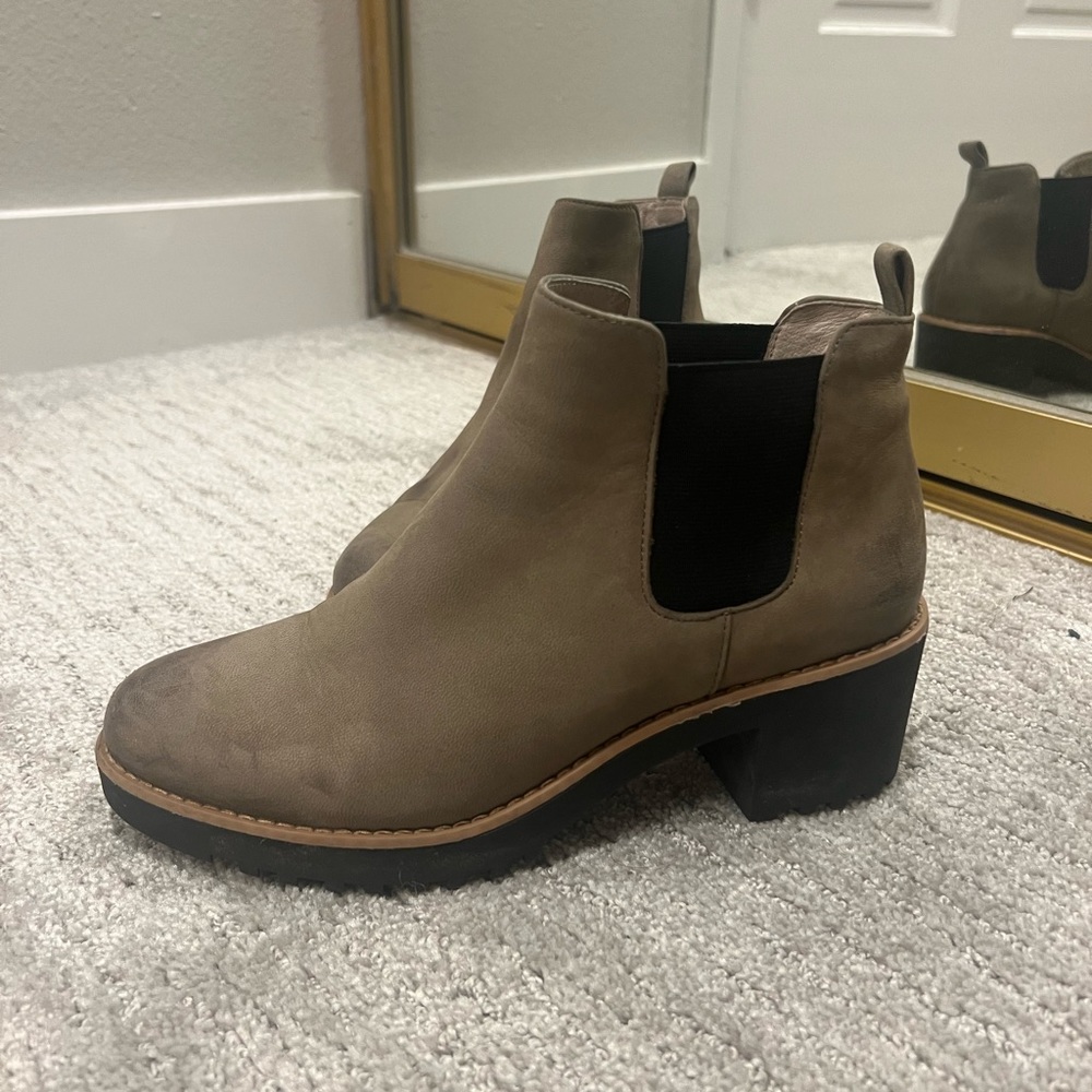 Caslon Joshua Taupe Leather Chelsea Bootie Lug Sole Water Resistant
Women's 7.5M